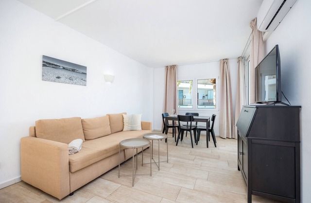 Apartment 'Pool View Room 101' with Shared Pool, Wi-Fi and Air Conditioning