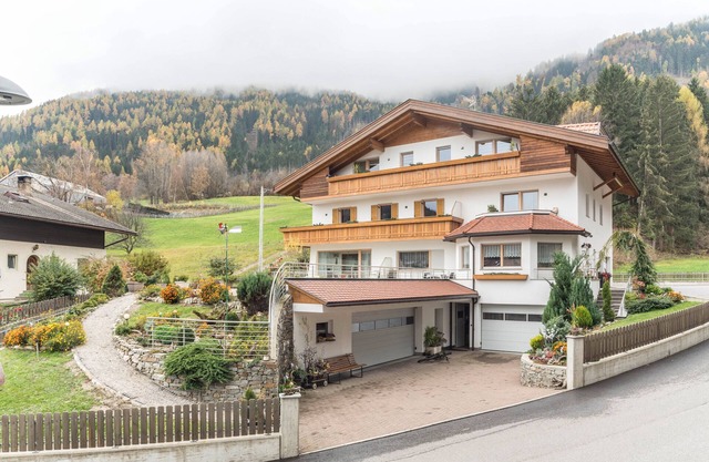 Apartment "Pramstaller Kron" with Mountain View, Wi-Fi, Terrace & Garden