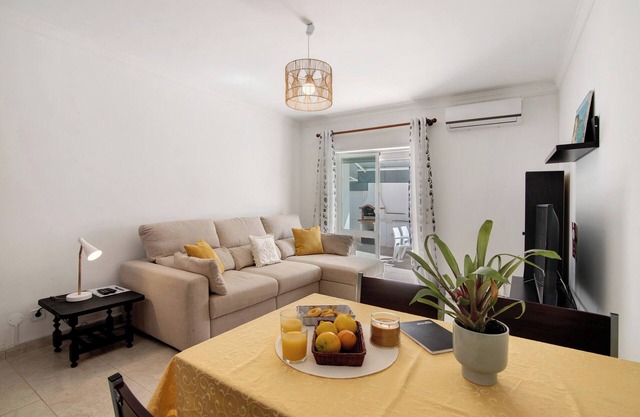 Apartment 'Rosas No Lagar' with Private Terrace, Wi-Fi and Air Conditioning