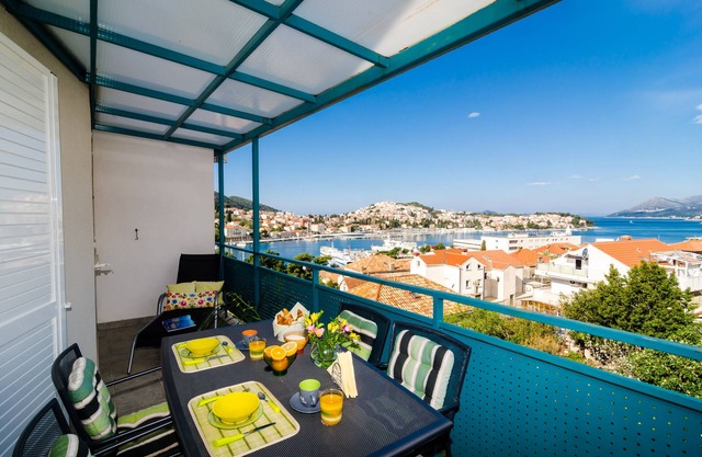 Apartment Radovan - One-Bedroom Apartment with Balcony and Sea View