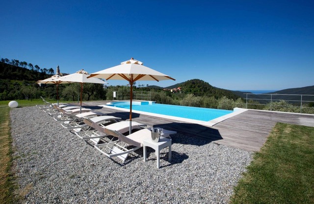Apartment 'Razzola' with Sea View, Wi-Fi and Air Conditioning
