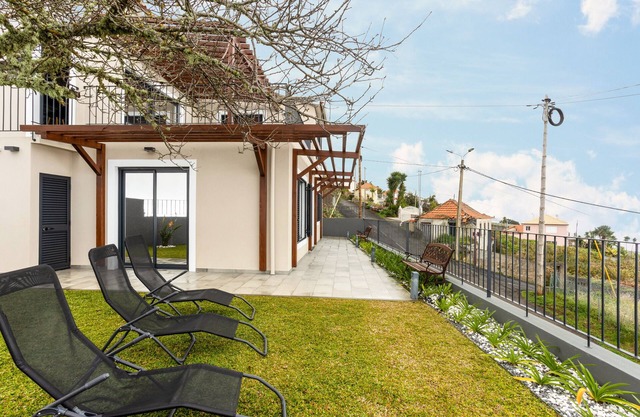 Apartment 'Referta Apartamento T2' with Sea View, Shared Garden and Wi-Fi