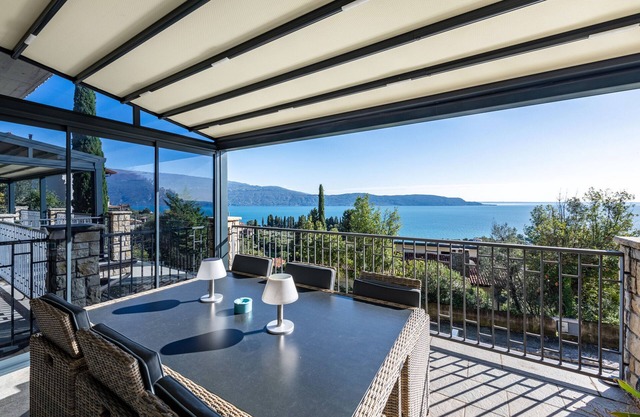 Apartment 'Residence Virgilio Blue' with Lake View, Wi-Fi and Air Conditioning