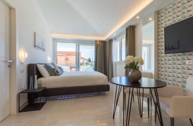 Apartment "Residence Meridian Unità 7" Near the Beach with Mountain View, Pool, A/C, Wi-Fi & Balcony