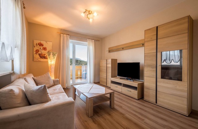 Apartment "Residenz Kronstein - 5" with Balcony, Garden, Mountain View & Wi-Fi