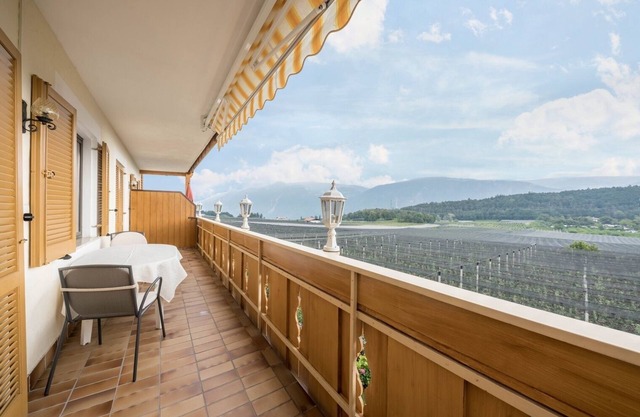 Apartment "Residenz Kronstein - 6" with Balcony, Shared Garden and Mountain View
