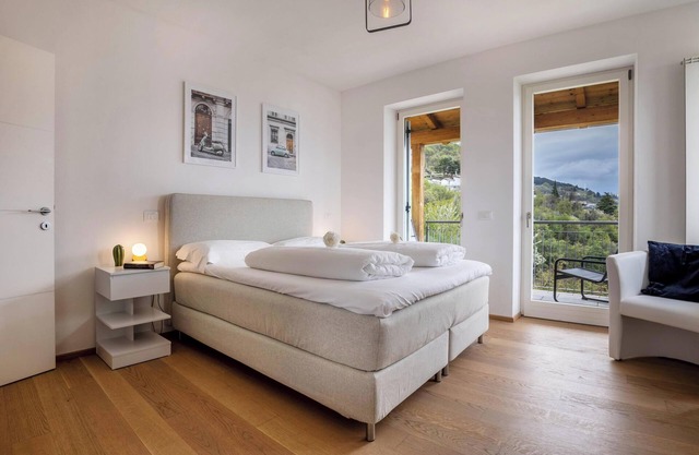 Apartment "Residence La Villa Cristallo" with Lake View, Pool, Balcony & Wi-Fi