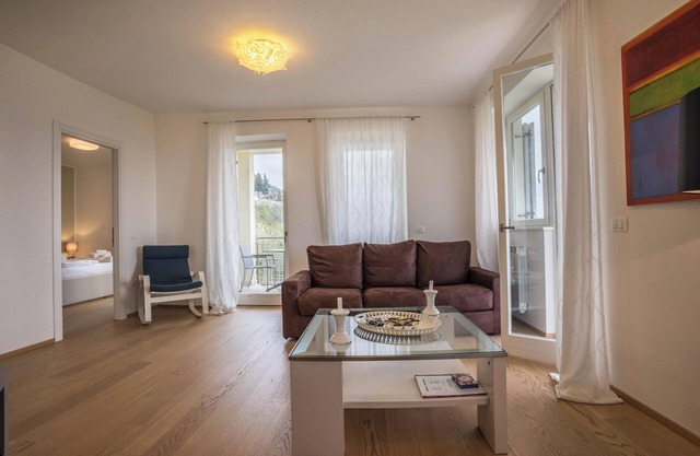 Apartment 'Residence La Villa Diamante' with Lake View, Pool & Wi-Fi