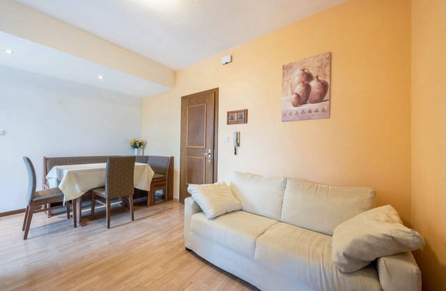 Apartment "Residence Kronstein - 2" with Terrace, Shared Garden, Mountain View & Wi-Fi
