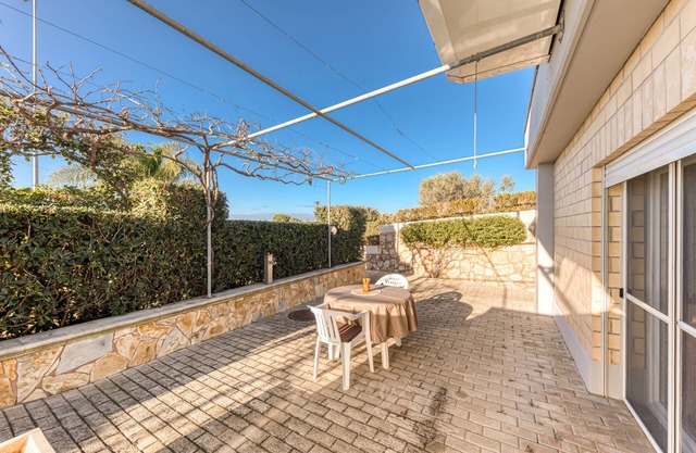 Apartment 'Residence Margherita - Ibisco' with Sea View, Wi-Fi and Air Conditioning