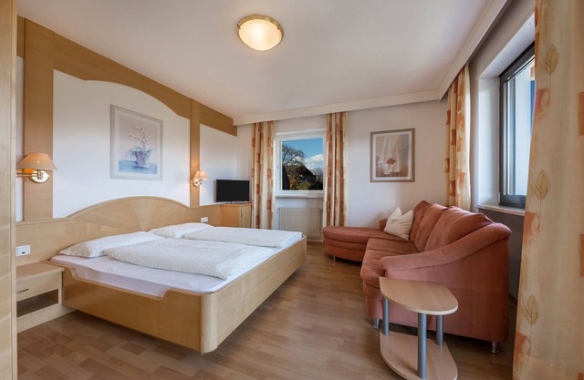Apartment "Residenz Kronstein - 3" with Balcony, Shared Garden, Mountain View & Wi-Fi
