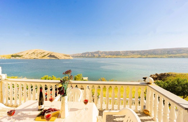 Apartment right on the sea, boat dock and shared terrace on the beach
