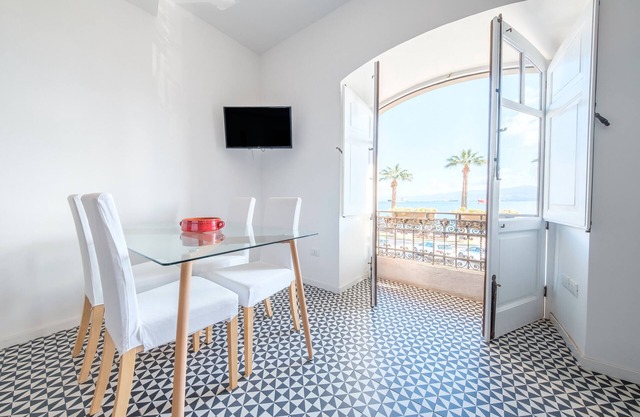 Apartment 'Rinaldo' with Sea View, Wi-Fi and Air Conditioning