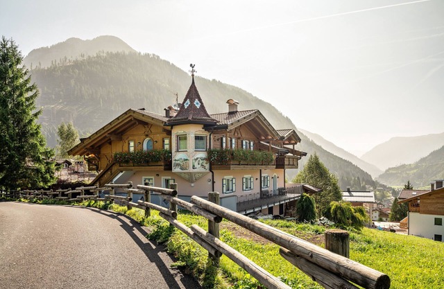 Apartment 'Rosengarten' with Mountain View, Private Garden and Wi-Fi