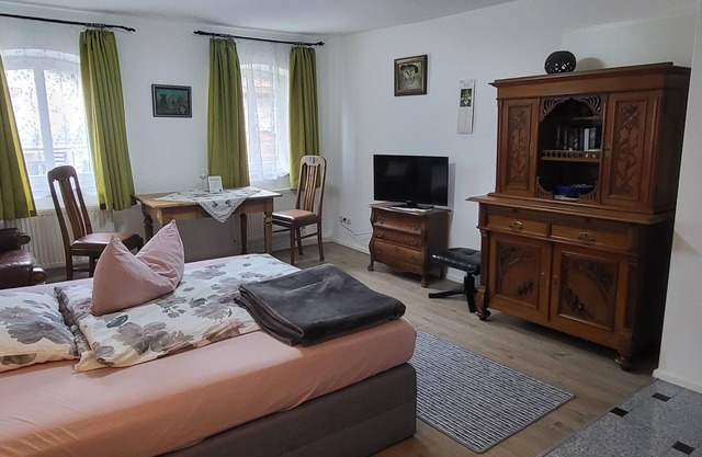Apartment Roswitha mit Badewanne und Blick auf den Bach