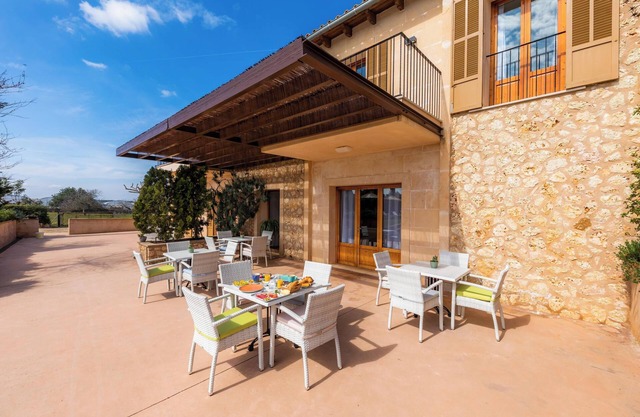 Apartment 'S Hort Can Capità Familiar Terraza 1' close to the Sea with Shared Pool & Wi-Fi