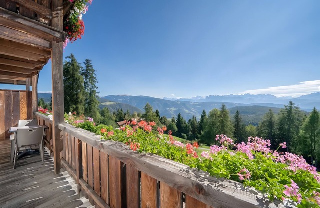 Apartment 'Stücklhof Wohnung Rose' with Mountain View, Shared Garden and Wi-Fi