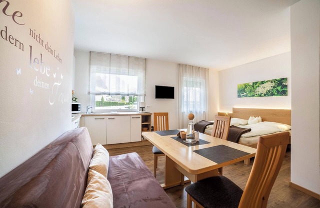Apartment "Schnitzer - Holunder" with Mountain View, Wi-Fi, Balcony & Garden