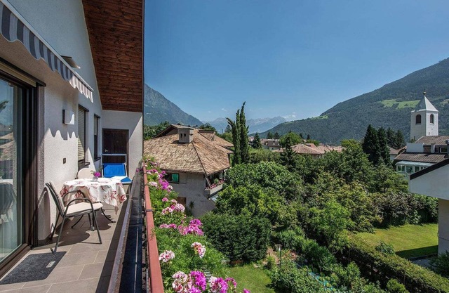 Apartment "Schnitzer - Enzian" with Mountain View, Wi-Fi, Balcony & Garden