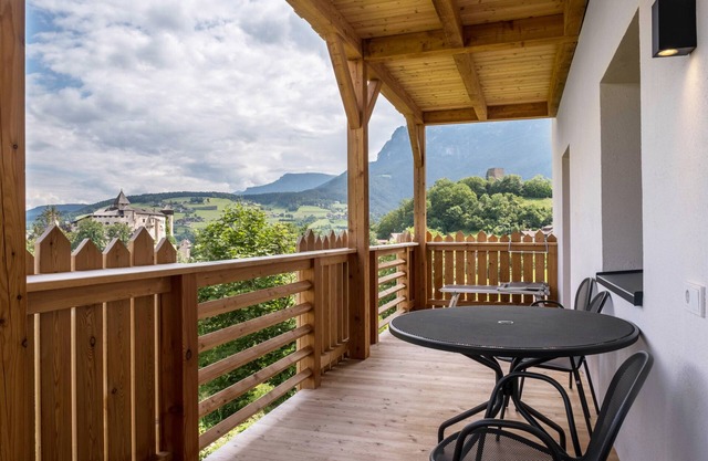Apartment "Schlosshof Rotkäppchen" with Mountain View, Private Garden & Wi-Fi