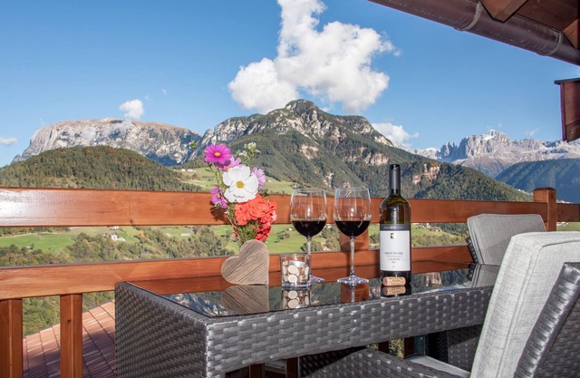 Apartment “Schlern - Heigler Hof” with Mountain View, Wi-Fi, Balcony, Sauna & Terrace