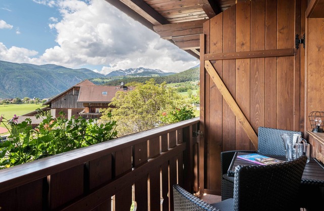 Apartment 'Schlossblick' with Mountain View, Shared Garden and Wi-Fi