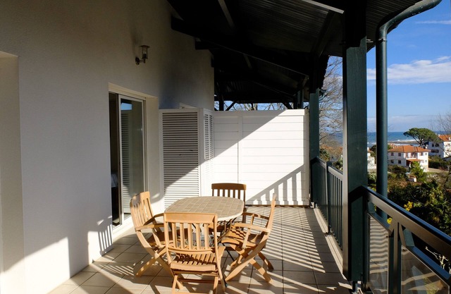 Apartment sea view, air conditioned with large terrace, quiet. Pool, parking