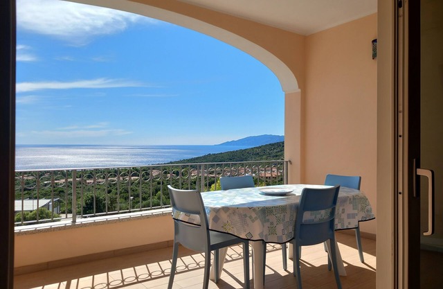 APARTMENT SEA VIEW AND MOUNTAIN Parking- A/C-WIFI-CIN IT 091017C2000P7622