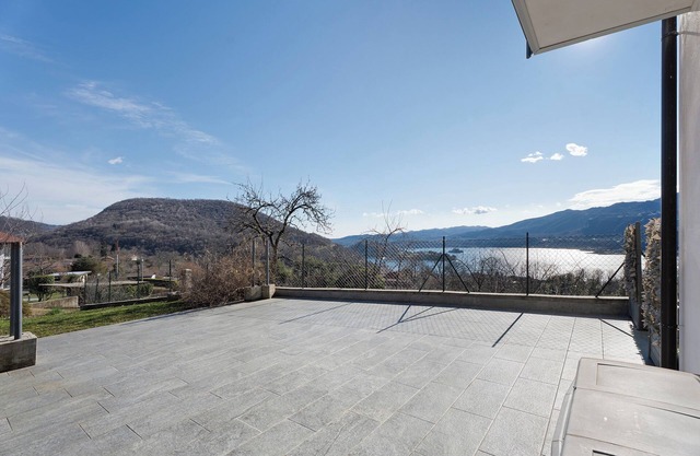 Apartment 'Sole' with Lake View, Shared Pool and Wi-Fi