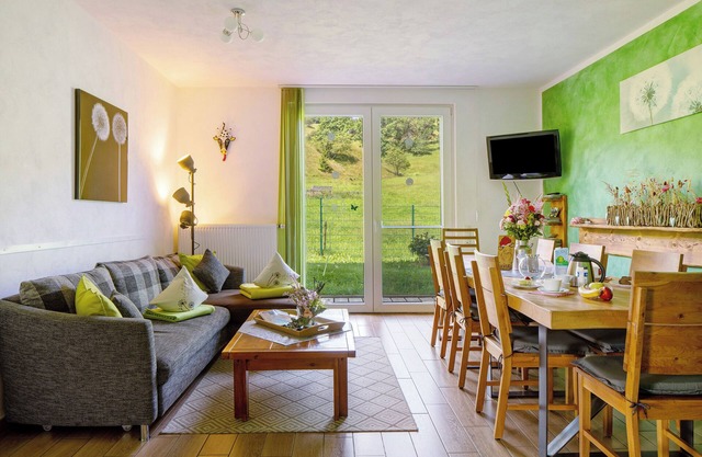 Apartment 'Sport Rees - Ferienwohnung Ulrike' with Mountain View, Private Terrace and Wi-Fi