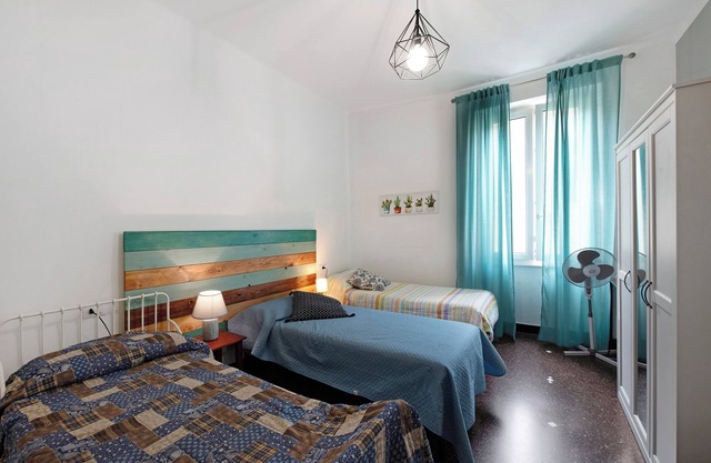 Apartment 'Stanza Per 3 Persone' with Balcony and Wi-Fi