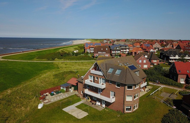 Apartment 'Strandhus Uiterst-hörn Backbord' with Sea View, Garden & Wi-Fi