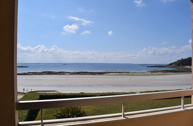 Apartment SUPERB SEA VIEW, facing the beach of Tresmeur in TREBEURDEN