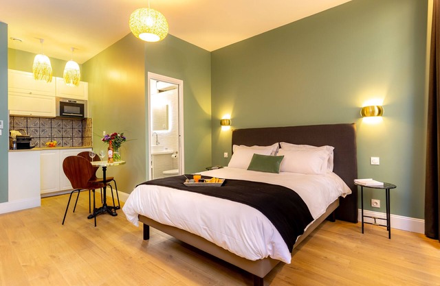 Apartment-Superior-Wet room-Street View-D8 Palmier