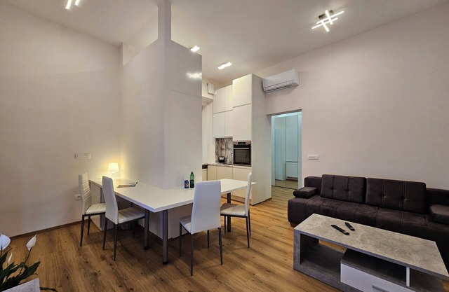 Apartment Sviti Tour As Modern and quiet place by Town Hall with AC and WI-FI