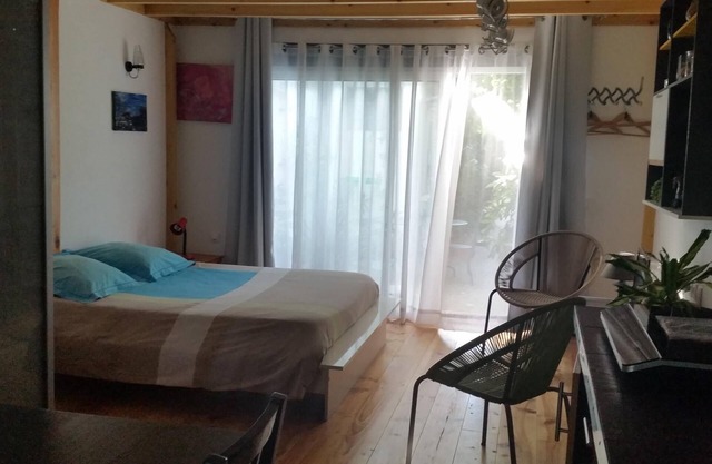 Apartment-Traditional-Wet room-Garden view-Jardin