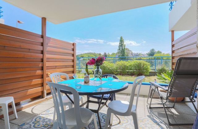 Apartment 'T2 Avec Terrasse Proche Plages' with Lake View, Private Terrace and Wi-Fi
