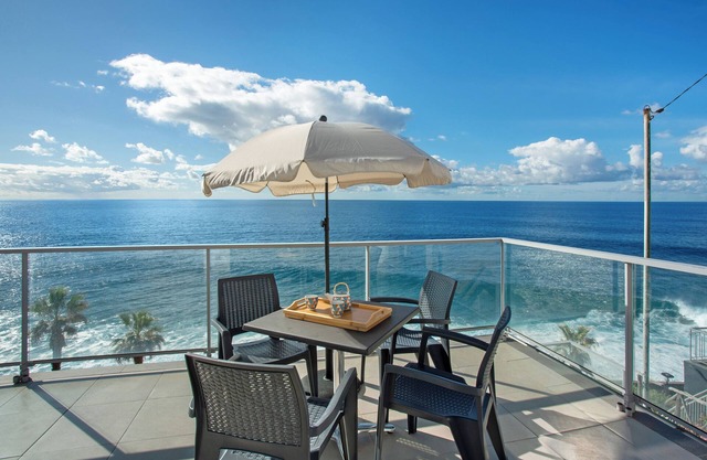 Apartment 'The Wave House - Two Bedroom' with Sea View, Wi-Fi and Air Conditioning