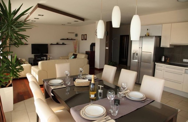 Apartment Toma - Comfort Two-Bedroom Apartment with Terrace and Sea View