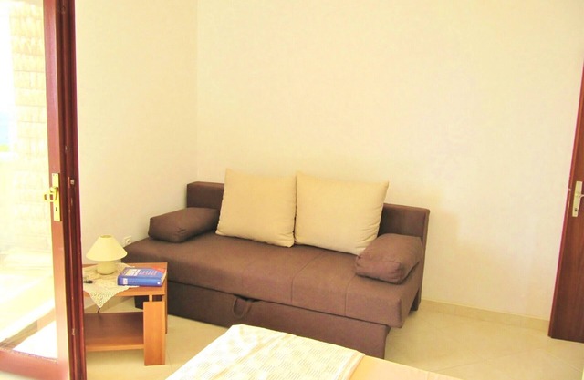 Apartment Tomo, (15032), Sućuraj, Croatia