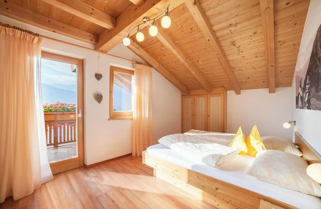 Apartment “Tonigbauernhof Enzian” with Mountain View, Balcony & Wi-Fi