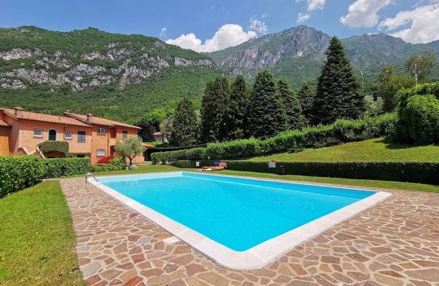 Apartment "Topazio" close to Lake with Mountain View, Shared Pools & Wi-Fi