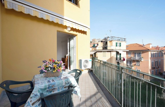 Apartment "Trilocale Mazzini con 2 balconi" close to the Sea with Balcony