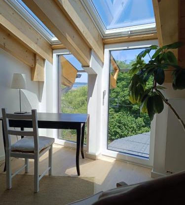 Apartment unterm Dach mit kleinem Seeblick