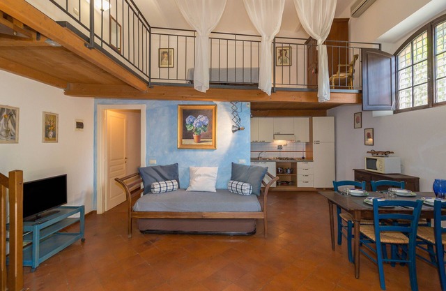 Apartment 'Villa I Tigli - Iris' with Shared Pool, Wi-Fi and Air Conditioning