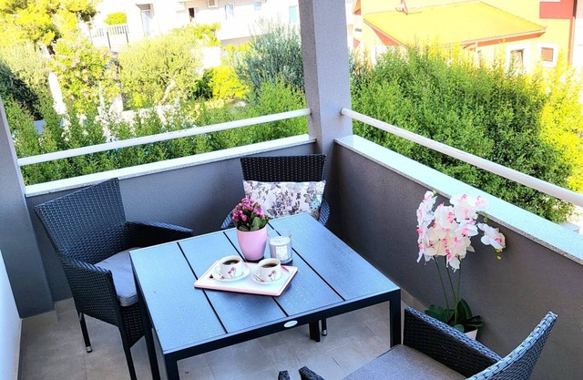 Apartment Vesna near beach with balcony