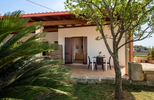 Apartment 'Villa Maddalena - Monolocale 3' close to the Sea with Garden & Wi-Fi