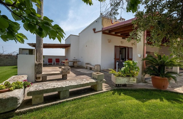 Apartment 'Villa Maddalena - Bilocale 1' close to the Sea with Garden & Wi-Fi