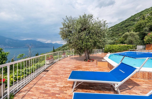 Apartment 'Villa Verde' with Lake View, Shared Pool and Air Conditioning