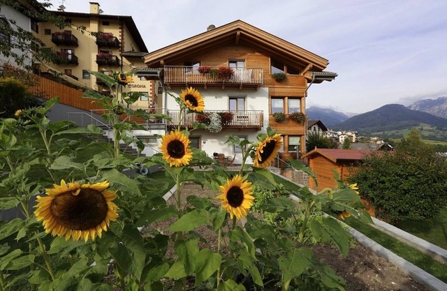 Apartment 'Villa Prafiori Giglio' with Mountain View, Shared Garden, Balcony & Wi-Fi